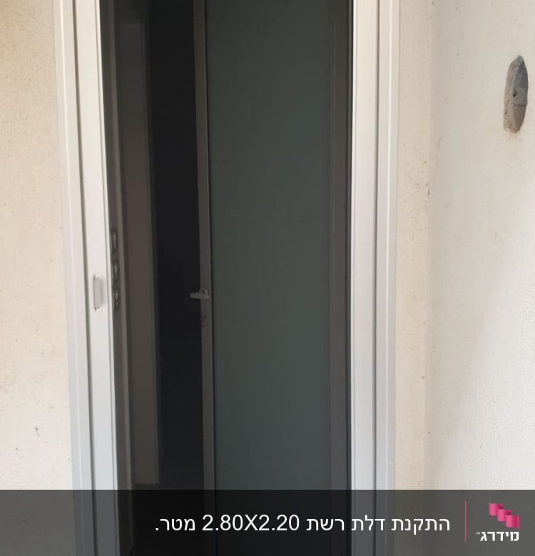 דלת זכוכית עם מסגרת מתכתית פתוחה למחצה